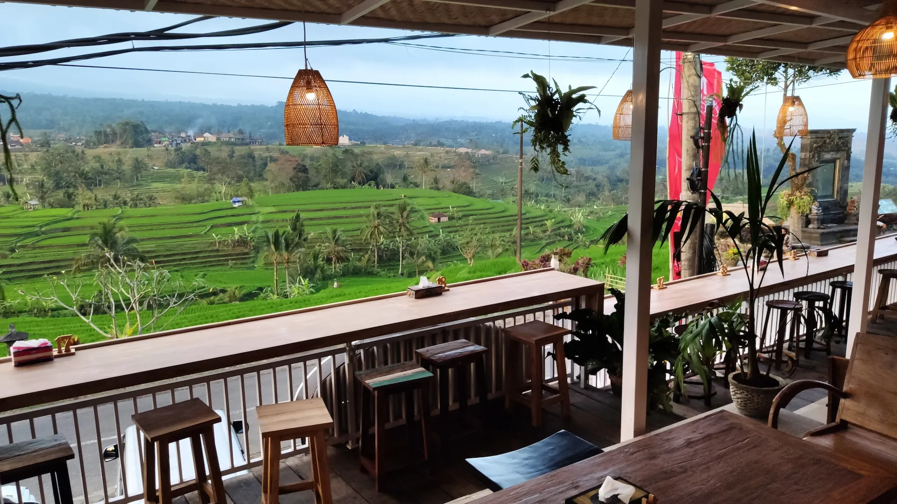 Vistas panorámicas de las terrazas de arroz desde la terraza del resturante Jatiluwih Resto.
Panoramic views of the rice terraces from the Jatiluwih Resto restaurant terrace.