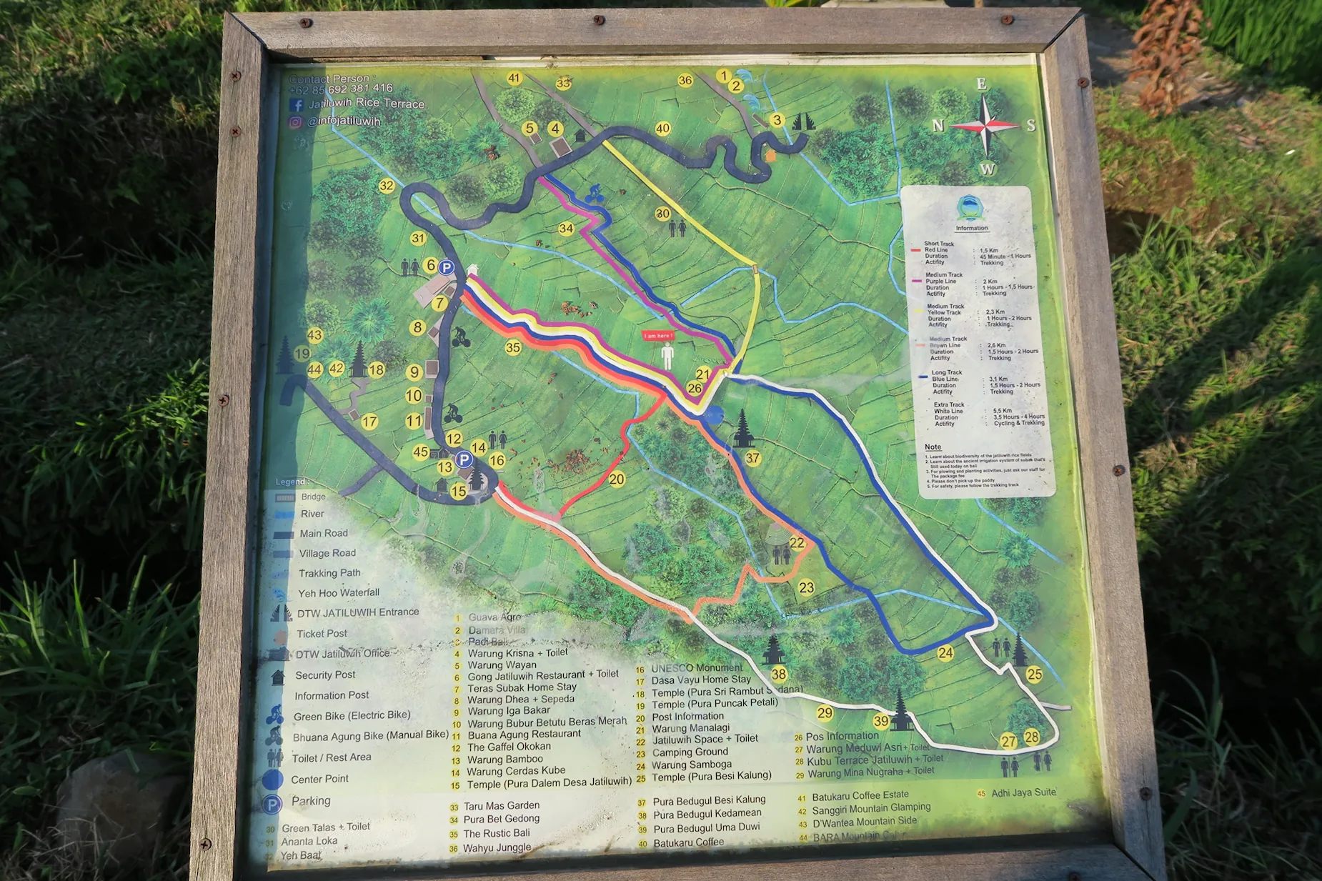 Mapa informativo de las rutas de senderismo y caminos por las terrazas de arroz de Jatiluwih, Bali.
Information map of hiking trails and trekking routes through Jatiluwih rice terraces, Bali.